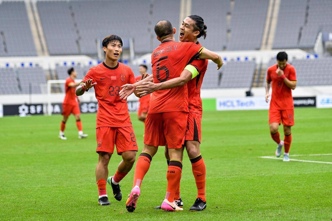 国足东亚杯首开记录，1-0小胜香港队逃离垫底，滑跪庆祝的简单介绍