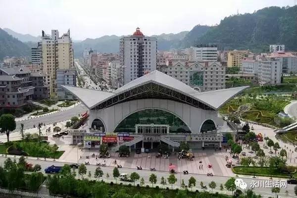 奖杯巡游活动走进重庆各大地标(具有重庆辨识度的标志性成果)