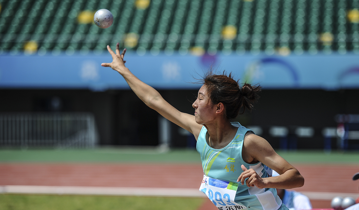 冲刺终点：女足选手拼尽全力(女足名场面)